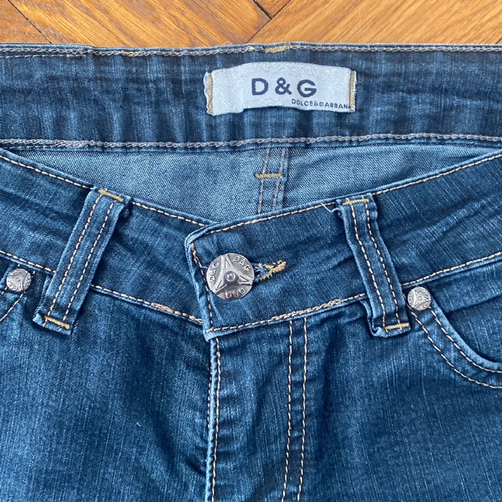 Så fina lågmidjade jeans från Dolce & Gabbana! För långa för mig som är 157!💗Midjemått tvärsöver: 38 cm och Innerbenslängd: 78 cm. Jeans & Byxor.
