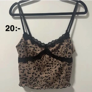 Linne - Osnvänt linne i leopardmönster och svart spets