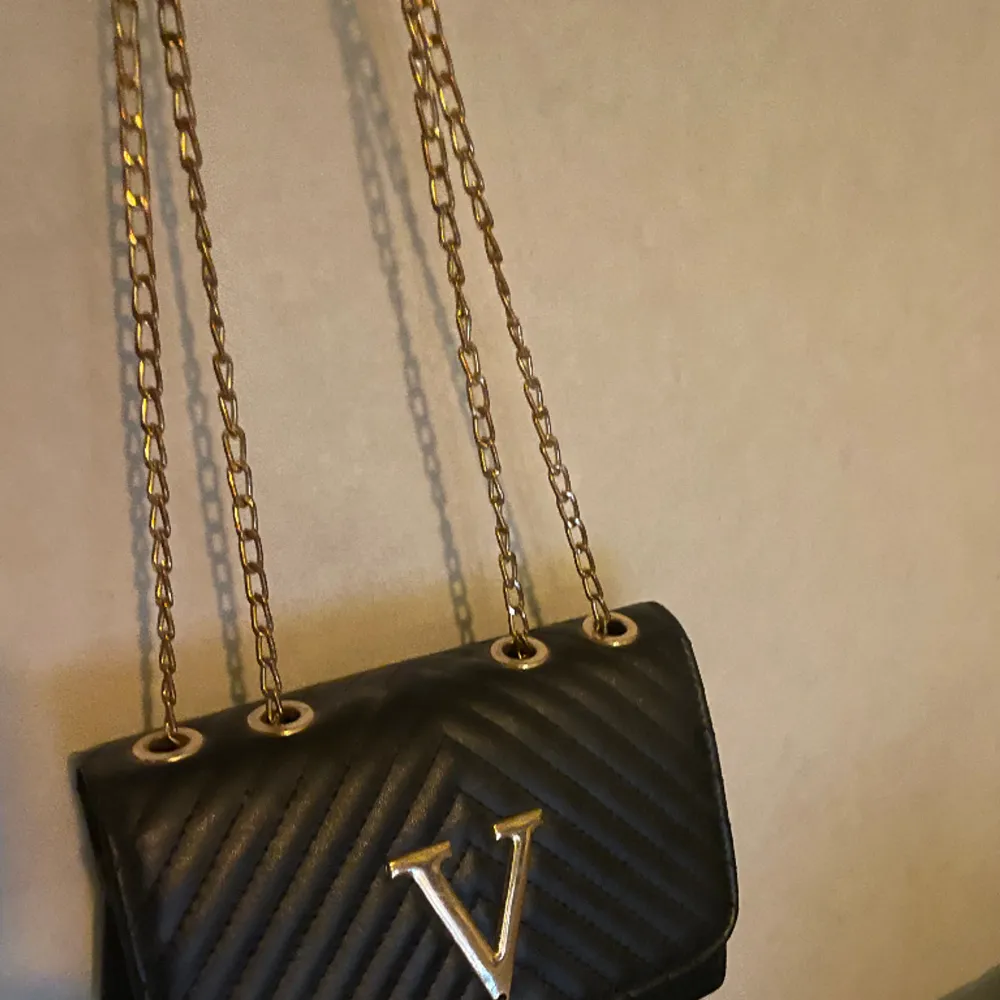 En jättefin svart axelremsväska i märket Valentino. Den kommer inte till användning. Kan mötas upp, eventuellt fraktas . Accessoarer.