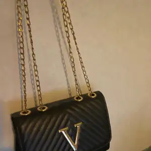 En jättefin svart axelremsväska i märket Valentino. Den kommer inte till användning. Kan mötas upp, eventuellt fraktas 