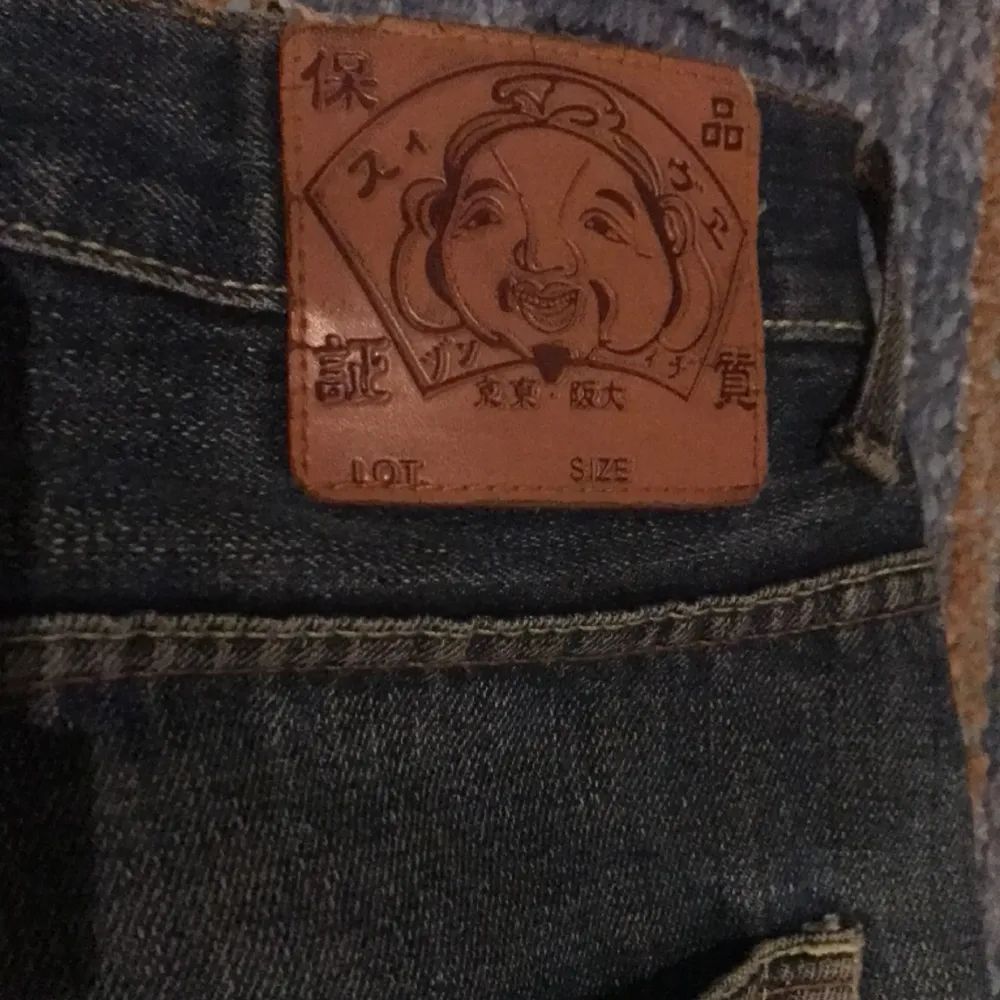 Äkta evisu jeans, köpta  på plick och  bra skick passar mig som är 186 och min brorsa som är 192!. Jeans & Byxor.