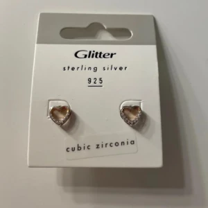 Örhängen  - Ett par örhängen från glitter som är nya🤍 Nypris är 250kr men jag säljer för 90kr