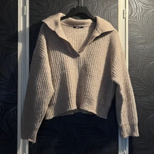 Stickad tröja - Stickad beige tröja i storlek M från GinaTricot, superfin❤️