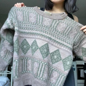 Stickad ulltröja med fint mönster - En 100% ulltröja som är i gott skick! Den har en liten fläck på ena armen som dock inte märks när man har på sig den. Perfekt för vintern! 