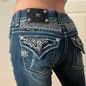 Miss Me Jeans  - (5) SÅ FINA Miss me jeans! Midjemått tvärs över: 37cm. Innerbenslängd: 84cm. Bootcut Bredd: 22cm. Modell: Boot. Pytte lite slitna längst ned men inget som syns ❤️ 
