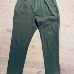 Zara mjukisbyxor 13-14 år - Nu säljer jag ett par fina och sköna Zara mjukisbyxor för endast 90kr. Storleken är 13-14 år eller 164cm. De är endast använda några gånger. Tveka inte på att höra av er! 