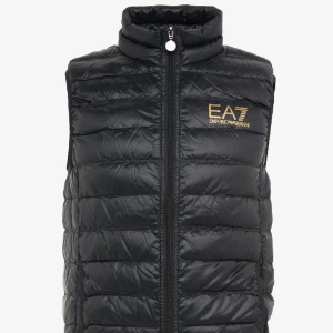 Armani väst  - Säljer en svart Armani väst i strl s