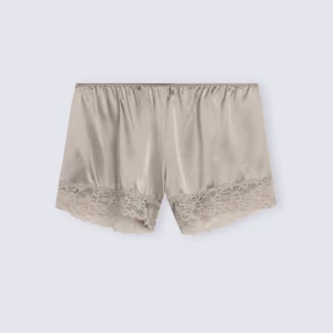 Pyjamasshorts  - Säljer dessa jättefina sidenshorts från Intimissimi, helt oanvända. Köpte för 479 säljer för 200💗 storlek s