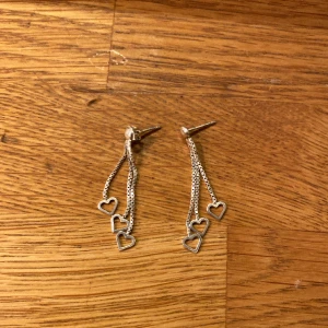 Hängande hjärtan i silver (örhängen) - Jätte fina och söta hjärt örhängen som jag tyvärr inte använder på grund av att jag är en guld människa. Kommer med varsin plopp till båda örhängena.🤗❤️ Om du känner dig intresserad skriv gärna privat!