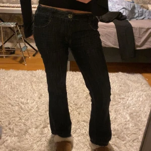 Unika jeans - Snygga jeans med coola fickor, tyvärr är de insydda i midjan och uppsprätta längst ner men de är inget man tänker på. Pris kan diskuteras. skriv för fler bilder 