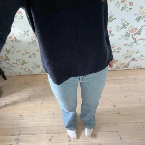 Blå jeans - Blå jeans från pull&bear!🩵🧸Inga hål, missfärgningar osv. Passar mig som är 175cm🙌 Kontakta mig om du är intresserad💘😇