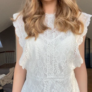 Vit blus - Säljer denna oanvända blusen från Only. Storlek S. Pris går att diskutera