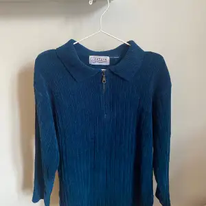 Blå halv-zip sweatshirt i bra skick, passar M/L. Nypris 800kr