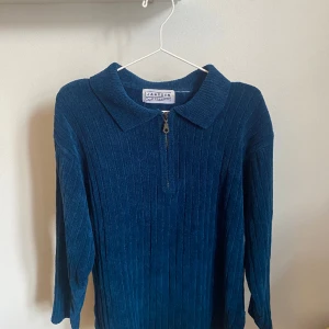Blå sweatshirt - Blå halv-zip sweatshirt i bra skick, passar M/L. Nypris 800kr