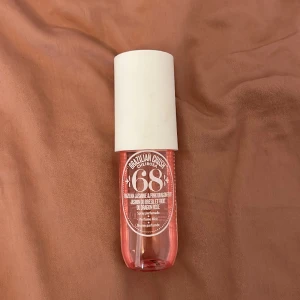 Sol de Janeiro (68 - rosa) - Sol de Janeiro : 68 (rosa). Jätte härlig och god doft. Används några gånger men det är mer än halva kvar. Köptes för: 250kr i kicks. 