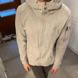 Pelle P - En grå kofta från Pelle P, inte andvänd på länge, saknar även snören, original pris : 1200