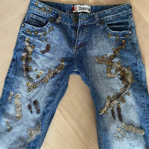 Coola jeans - Säljer mina så sjukt sjukt snygga utsvängda lowwaist jeans med jättecoola detaljer på 🙌🏿❤️