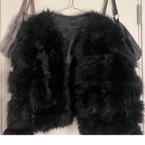 Svart pälsjacka - Så snygg pälsjacka från Chelsea💌💌 Tryck gärna på köp nu!!