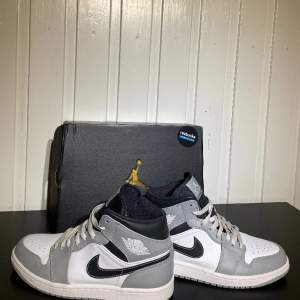 Säljer nu mina Air Jordan 1 Light Smoke Grey Anthracite Storlek: 42 Skick: 10/10 köpt för 2800kr Hör av dig vid frågor och funderingar!!🍾 