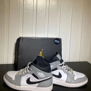 AIR JORDAN 1 - Säljer nu mina Air Jordan 1 Light Smoke Grey Anthracite Storlek: 42 Skick: 10/10 köpt för 2800kr Hör av dig vid frågor och funderingar!!🍾 