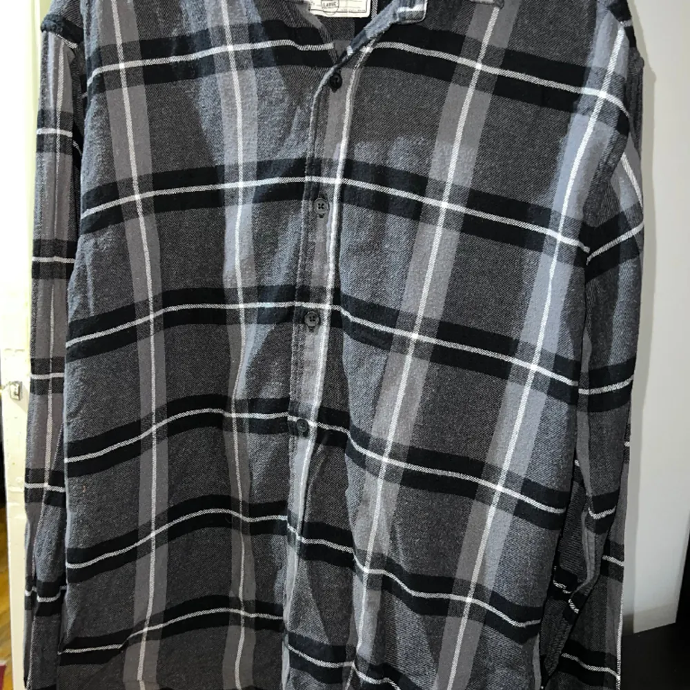 Rutig svart/grå flannelskjorta från these glory days i storlek L. Jättefint skick. Två extra knappar medföljes. Normal i storleken . Skjortor.