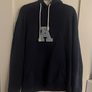 Axel arigato hoodie  - Säljer denna Axel arigato hoodien för den inte kommer till användning. Köpt för 1800kr