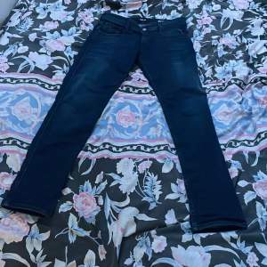 Mörk blå Replay anbas jeans knappt använda. Midja 29 och längd 32.