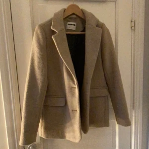 Snygg beige vår/höst kappa  - Jättefin kappa i bra skick säljer för att den tyvärr inte passar mig så bra. Från noisy may. Nypris 600 kr 