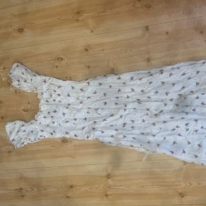 Lång klänning från H&m  - Säljer denna långa klänningen från H&m den är öppen längst ner och är i strl 34 säljer den för 35:-