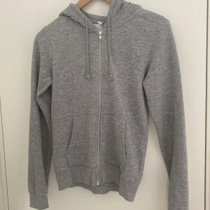Grå kofta - Grå kofta i storlek xs men passar även en S 