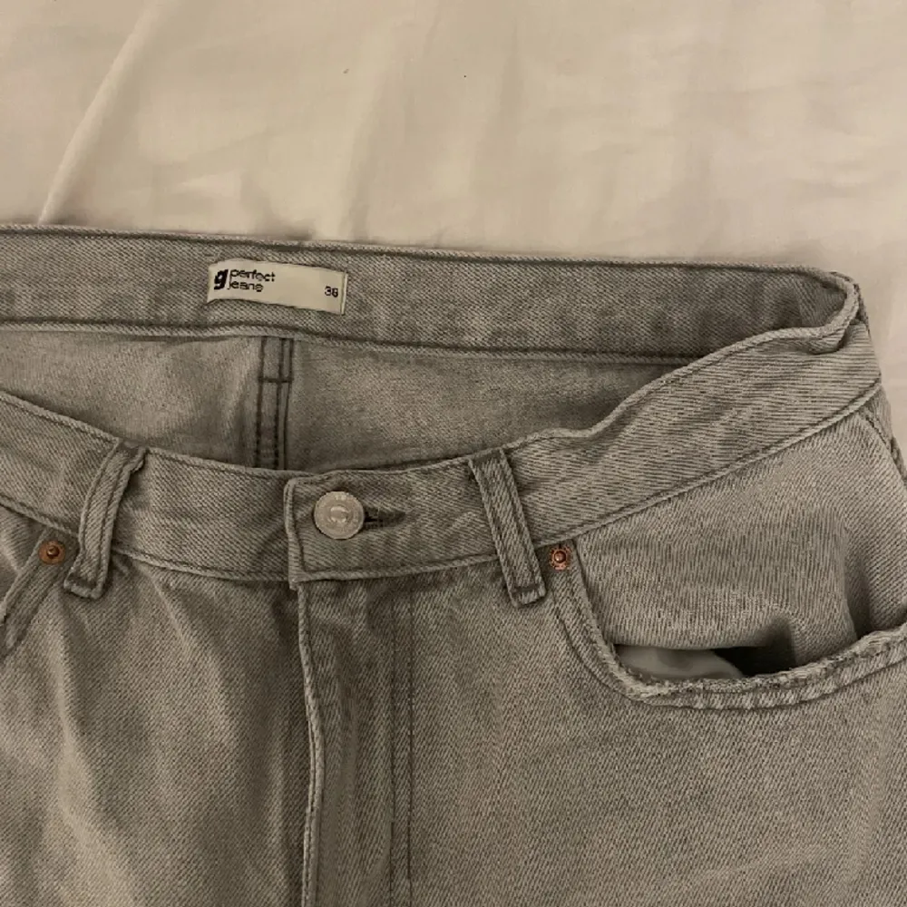 Säljer dessa low/mid waist jeans ifrån Gina🩶. Jeans & Byxor.