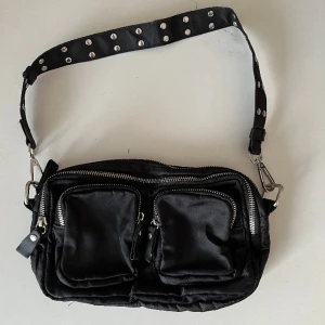 Svart axelväska  - Säljer en jättefin svart axelväska ifrån Gina Tricot, säljer den pågrund av att den inte kommer till användning längre, inga defekter förekommer❤️