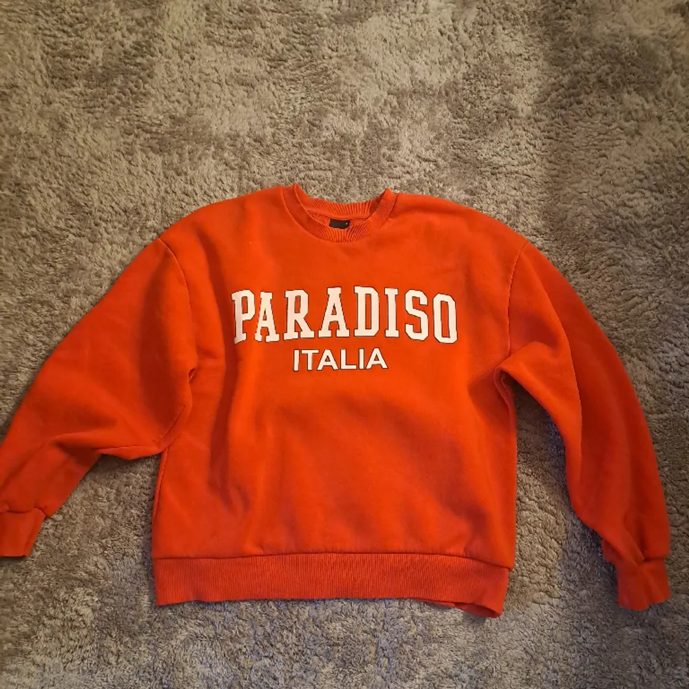 Säljer min Röda sweatshirt därav att jag inte använder längre. Fint skick. Kontakta mig om du har frågor. Pris går att diskutera.. Tröjor & Koftor.