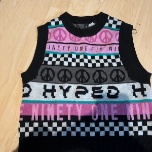 Sweater vest med ett mönster  - Färgglad vest från h&m i storlek xs. I väldigt bra skick knappt använd 