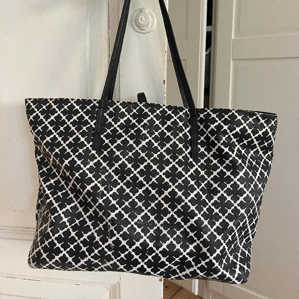 Väska från Malene Birger. Använt mycket därav är den rätt så sliten. Rymmer väldigt mycket men är i en smidig storlek (ca 30x20cm) NYPRIS: ca 2500kr. Väskor.