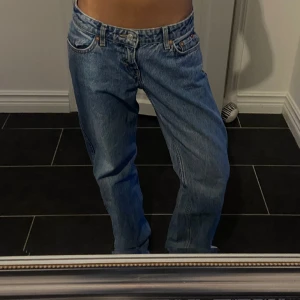 Low waist jeans - Säljer min arrow Low straight jeans från weekday ❤️(jag är 160)