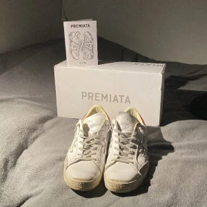 Premiata Skor - Tja säljer nu mina knappt använda skor från märket Premiata! Som ni ser så är kvalitén nästintill perfekt. Shoebox ingår och om ni har några frågor och funderingar så är det bara att skriva till mig!👌🏽