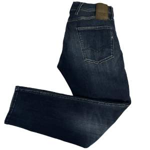 Väldigt trendiga Replay Jeans i nyskick. Nypris ligger på 1800kr