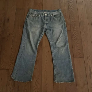 True religion jeans  - True religon jeans, avklippta och nedtrampade där nere ganska trasig cid fossingarna