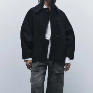 Kappa - Jack säljer denna snygga slutsålda kappan från zara i svart. Har inte använts och prislapp är kvar💞🥰😊