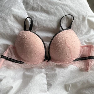 Bh - Helt oanvänd rosa bh från New Yorker. Ger extremt mycket push up. Stl 70A🤍