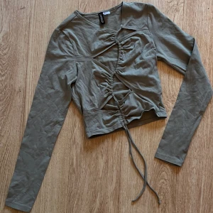 Tröja med snörning  - Helt ny endast testad. Inga defekter 