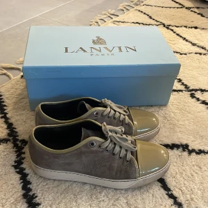 Lanvin skor - Lanvins i storlek 6. Väldigt fräsch färg. Nypris 4000 kr mitt pris är 1900 kr.  Box medföljer självklart. 
