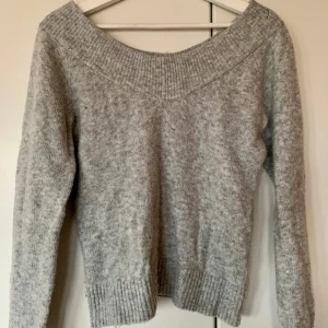 Stickad off-shoulder tröja från H&M - Använd några gånger men i fint skick Storlek XS, normal i storleken
