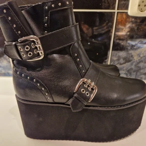 Buffalo platåskor - Säljer mina platåskor i märket Buffalo. Storlek 40, normala i storleken. Knappt använda, har tyvärr mest stått i garderoben. Gjorda av konstläder.