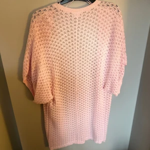 Kofta  - Rosa skön kofta, perfekt över en Kofta 🩷 Aldrig använd, så i fint skick🌟 Storlek XS (stor i storleken)💫 