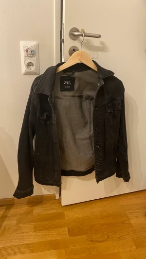 jeansjacka - Jättefin jeansjacka till våren!! Storlek S men sitter väldigt overzised!