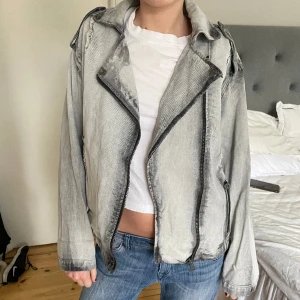 Jeans jacka  - Så snygg och cool jeans jacka från Mango