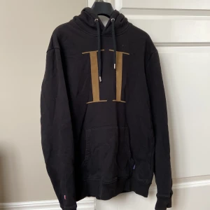 Svart hoodie  - Säljer denna svart hoodie från märket Les Deux. Använd men i väldigt fint skick.