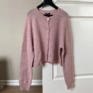 Rosa stickad kofta🌸 - Säljer en söt ljus rosa stickad kofta från Lindex🌸. Aldrig använd, alltså som ny. Färgen syns bäst i bild nr 2🌸